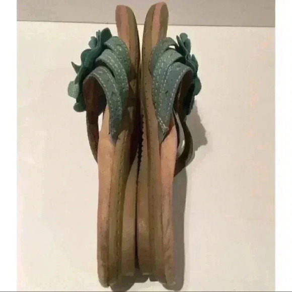 Earth Spirit Blue Suede Floral Flip Flops Size 9 - Picture 4 of 7